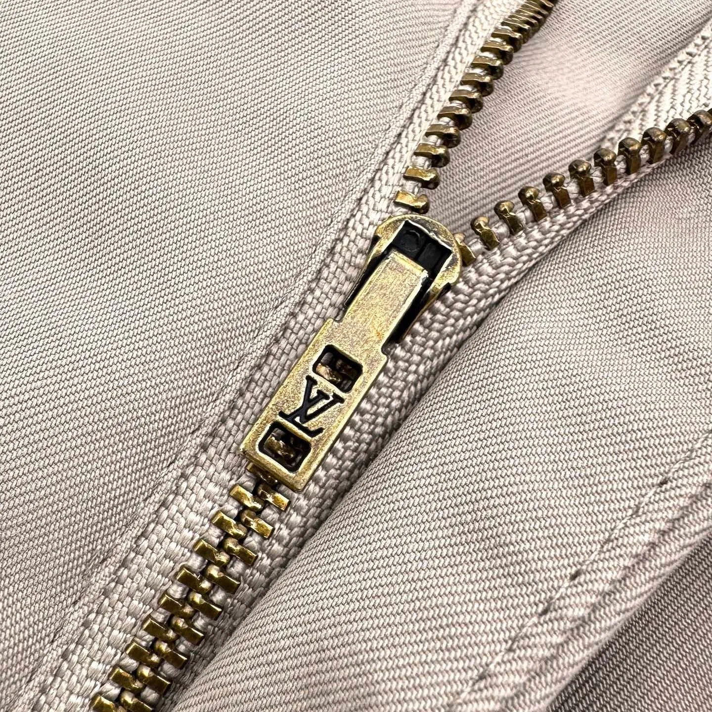 🅿️500 1v Pocket logo embroidered work trousers (khaki). The original purchase was 11,300 and developed. The fabric is made of customized soft light silk sateen. It is soft to the touch and comfortable to the skin. Khaki is the main color. It is low-key but not dull. Simple but has a sense of luxury. Use the flip work pocket as the canvas to reconstruct a pragmatic ritual sense. LV logo embroidery is embellished on it like a secret medal. A leather patch is used as the finishing touch on the back pocket, implying that there is no need to show off because it is luxury in itself, a low-key statement of power. The workwear gene is infused with luxury DNA, unlocking thousands of fashion codes, using imported machine embroidery technology. Using advanced computer control systems and precision mechanical parts to realize the Louis Vuitton embroidery logo operation with high precision. The lines are smooth and delicate. The template machine opens the bag. The preset template guides the position, shape and size of the bag. The accuracy ensures the quality of the bag opening effect, soft light washing process. Through specific chemical and logistical treatments, the surface of the fabric is given a soft luster, adding a touch of gentleness. Size:48-50-52-54